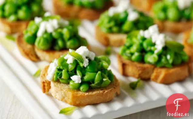 Tostadas de guisantes y queso feta