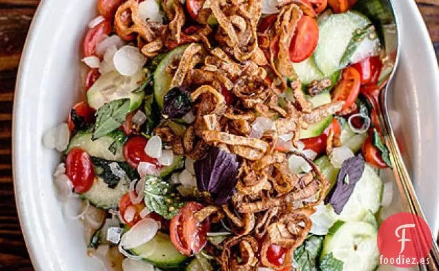 Ensalada de Pepino con Chalotes Caramelizados y Hierbas
