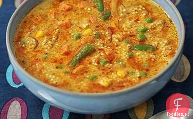 Una olla de verduras picantes y quinua