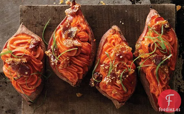 Batatas dos veces al Horno con Tocino y Sésamo Quebradizo