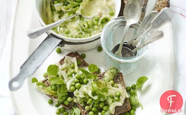 Guisantes cocidos con mantequilla, lechuga y menta