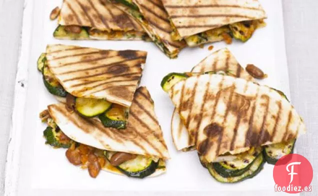 Quesadilla de calabacín, frijoles y queso a la parrilla