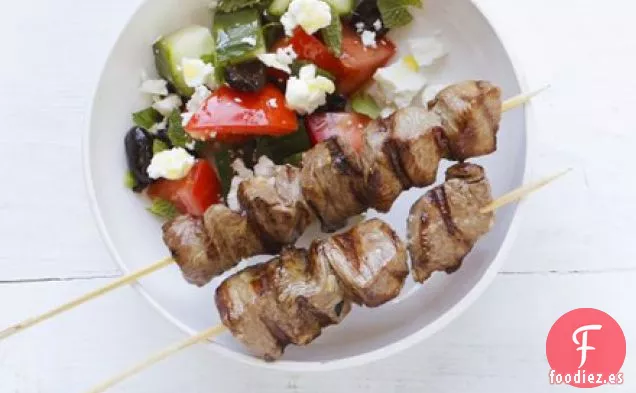 Brochetas de cordero y ensalada griega