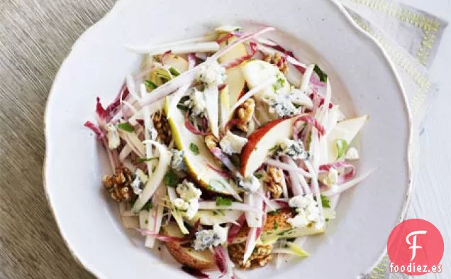 Ensalada de pera, achicoria y queso azul