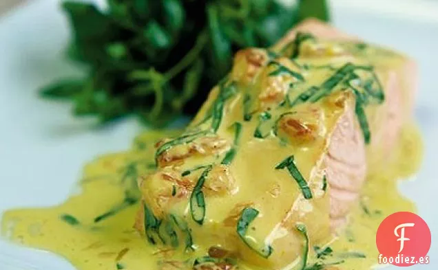Salmón escalfado con salsa rosa de pomelo y albahaca