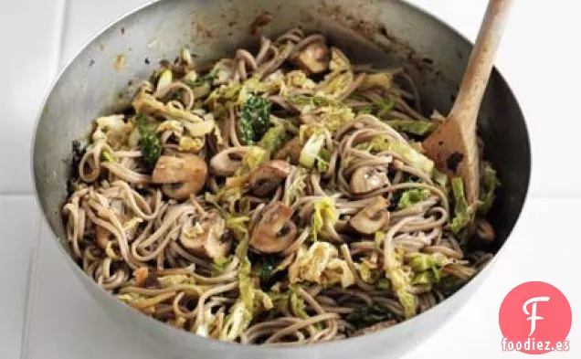 Fideos soba de frijoles negros con champiñones y repollo