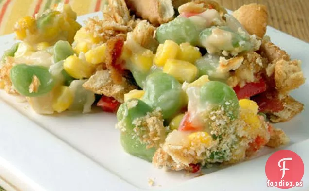 Cazuela de Sucotash-Queso Cheddar con Cobertura de Tocino Crujiente