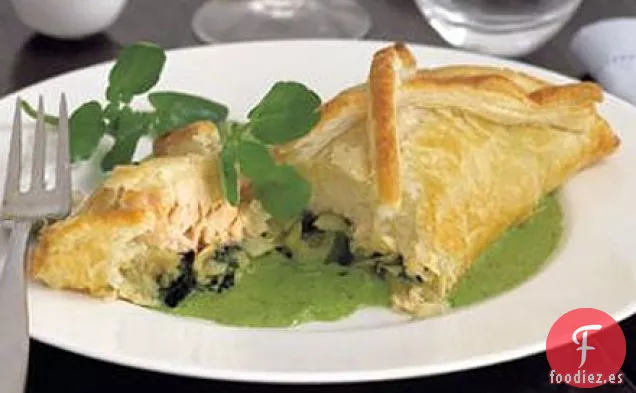 Salmón e hinojo en croute con salsa de berros