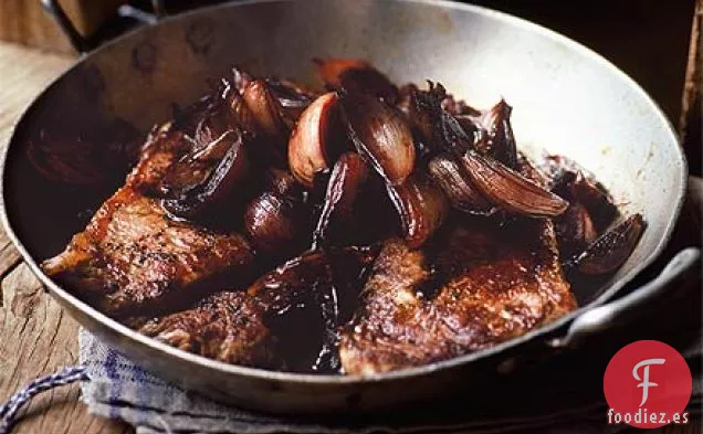 Chalotes de carne y vino tinto pegajoso