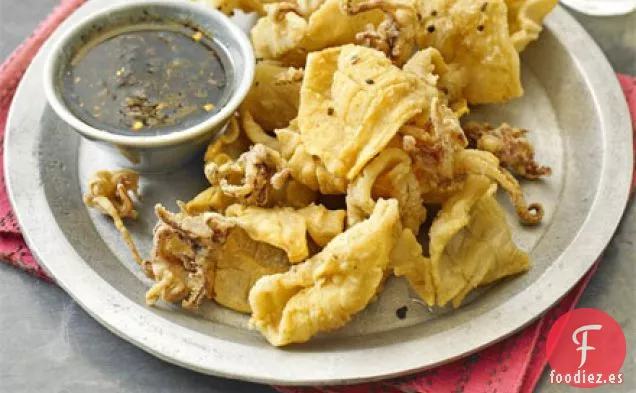 Sal y pimienta calamar con aderezo de chile asado