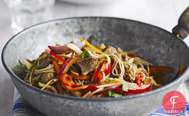 Cordero con fideos de trigo sarraceno y aderezo de tomate