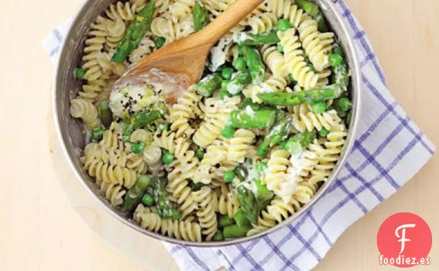 Pasta cremosa con espárragos y guisantes