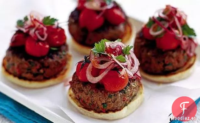 Hamburguesa de chile con tomate asado y salsa de cebolla roja