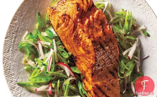 Salmón a la Barbacoa y Ensalada de Guisantes a Presión