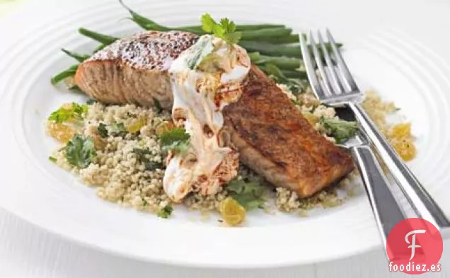 Salmón frotado con canela con cuscús y yogur de harissa