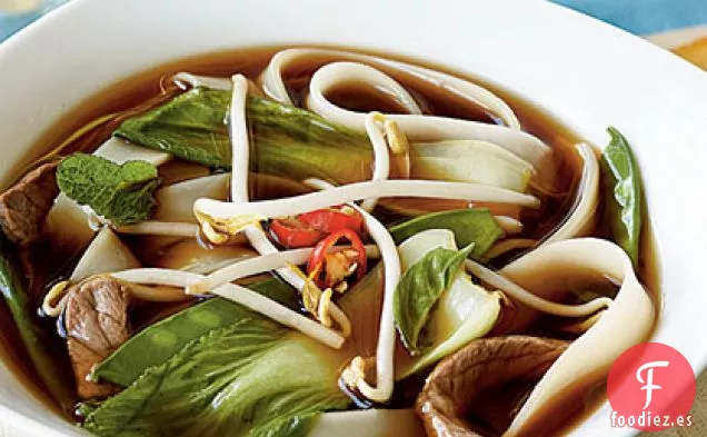 Sopa Vietnamita de Carne de Res y Fideos con Verduras Asiáticas