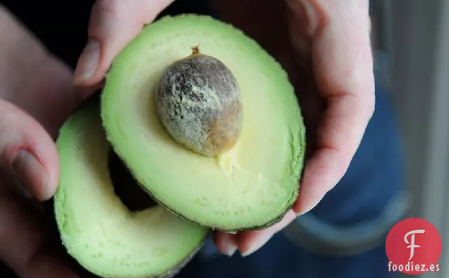 Guacamole De Aguacate A La Parrilla Con Parmesano Y Albahaca