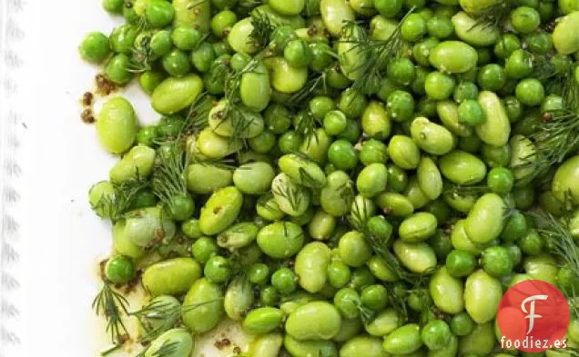 Ensalada de guisantes y habas de soja con eneldo fresco