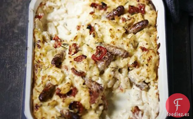 Macarrones de queso y tomate con chipolatas