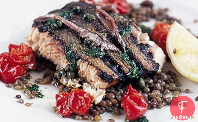Salmón salvaje a la parrilla con anchoas, alcaparras y lentejas