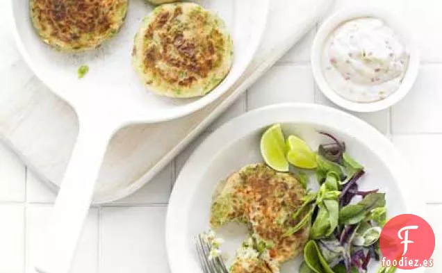 Tortas de guisantes trituradas con mayonesa de guindilla y lima
