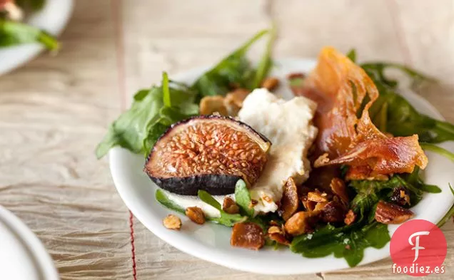 Rúcula con Higos Brûlé, Ricota, Jamón y Mazapán Ahumado