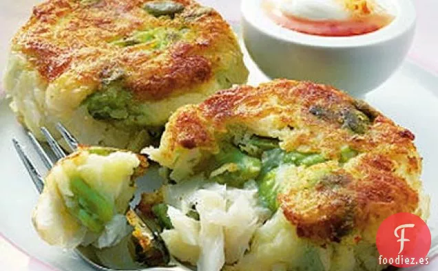 Pasteles de pescado de verano con crema de chile