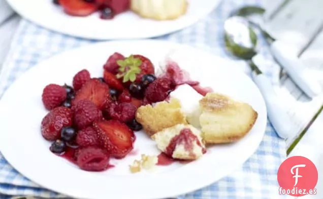 Bayas de verano con crema de vino dulce