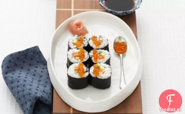 Rollos de sushi de salmón y pepino