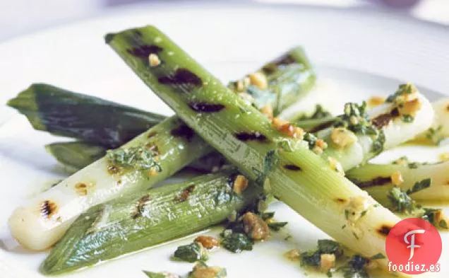 Puerros a la plancha con aderezo de avellanas