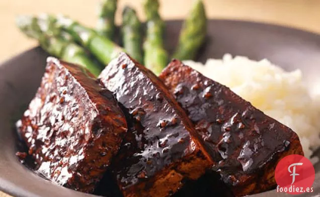 Tofu Marinado con Arroz Pegajoso y Espárragos