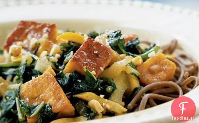 Tofu Salteado y Verduras de Primavera con Salsa de Maní