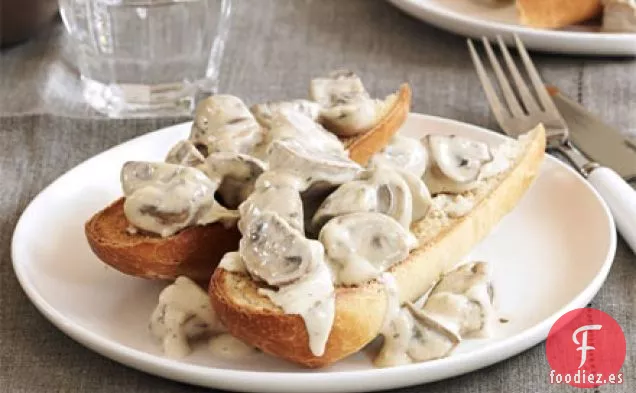 Champiñones con ajo sobre tostadas