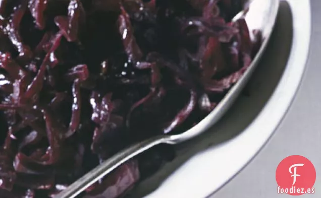 Col roja con especias y ciruelas pasas