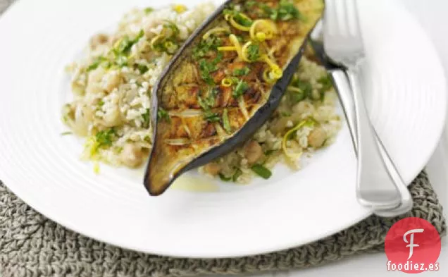 Berenjena asada con aderezo picante y bulgur