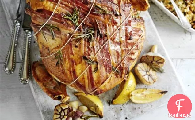 Corona de pavo con ajo asado y panceta