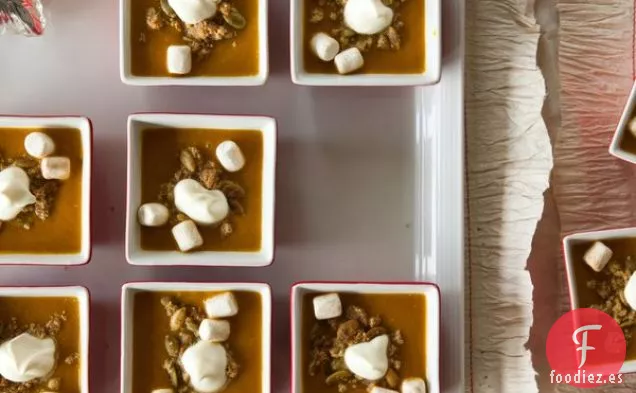 Sabrosa Sopa de Pastel de Calabaza con Malvaviscos de Canela, Pepita Streusel y Crème Fraîche Batida