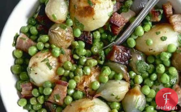 Pollo en una olla con verduras estofadas