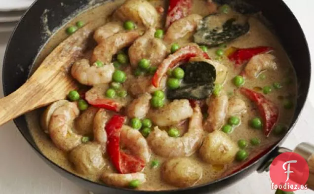 Curry de gambas, patatas y verduras tailandesas