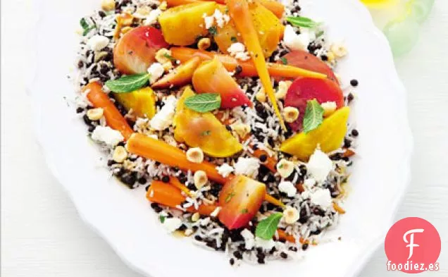 Ensalada de arroz con lentejas con aderezo de remolacha y queso feta