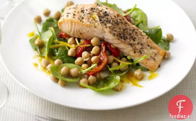 Salmón con ensalada tibia de garbanzos, pimienta y espinacas
