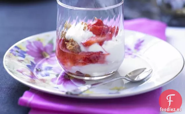 Parfaits de yogur con fresas trituradas y amaretti