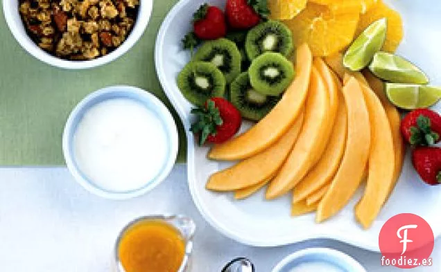 Plato de Fruta Fresca con Salsa de Jengibre y Mango