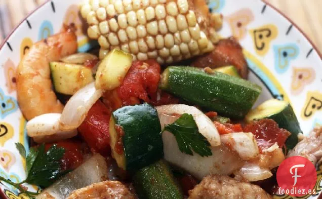 Parrilla de Inspiración Cajún Con Verduras de Verano, Camarones, Salchichas y Bagre