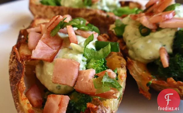 Pieles De Patata De Brócoli Y Queso Cheddar Con Crema De Aguacate