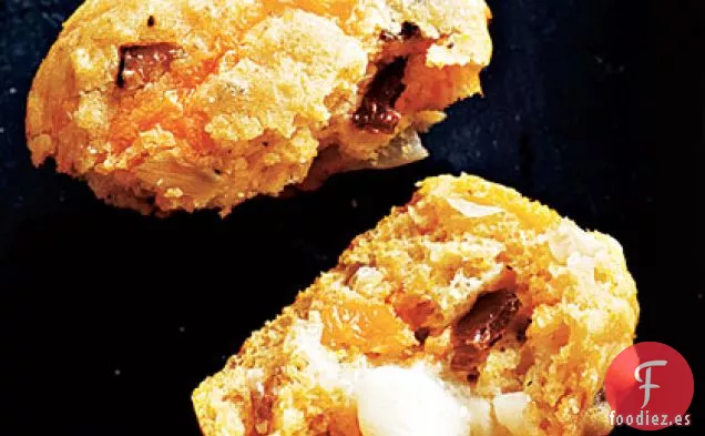 Muffins de Maíz con Tocino, Cebolla y Queso Cheddar