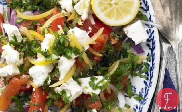 Ensalada de limón y tomate en conserva con queso feta