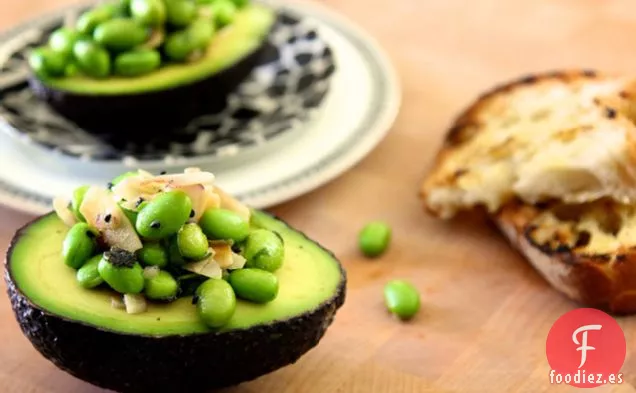 Edamame Y Coco Tostado En Aguacate