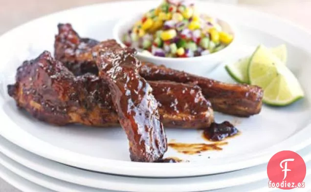 Costillas pegajosas con ensalada de maíz