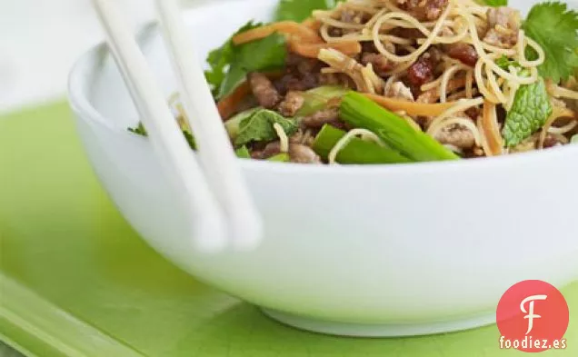 Salteado de cerdo y fideos